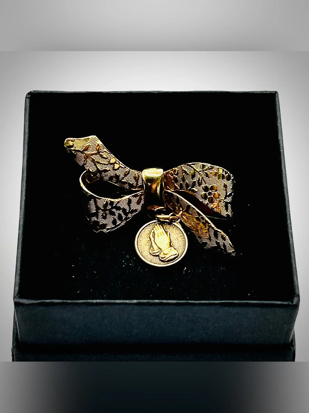 Vintage Serenity Prayer charm gold bow brooch pin